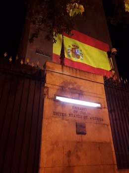 La fachada de la embajada de EEUU en Madid se ilumina con la bandera de España.
