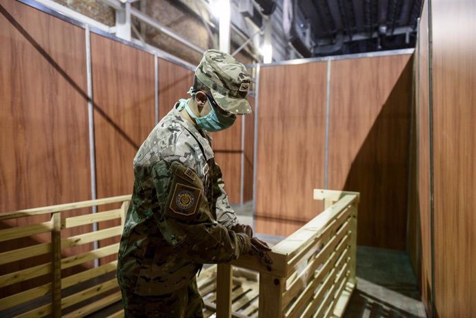 Un soldado monta una cama en uno de los centros temporales que el Gobierno de Argentina prepara en caso de que el número de infectados por coronavirus aumente exponencialmente.