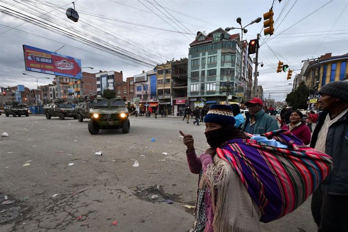 Vehículos militares patrullan en las calles de El Alto, en Bolivia. 