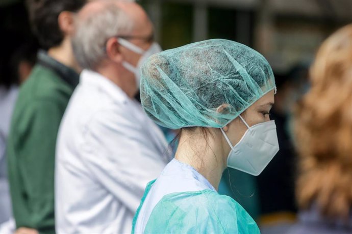 Una sanitaria del Hospital Severo Ochoa de Leganés durante el homenaje al enfermero de quirófano de 57 años fallecido por Covid-19, quien en la Unidad de Cuidados Intensivos (UCI), según indicó el propio hospital, luchó "incansablemente, durante días, c