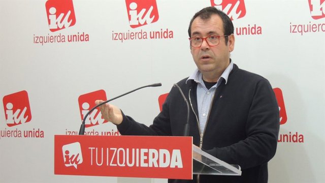 Rueda de prensa del coordinador regional de IU, Juan Ramón Crespo, en Toledo.