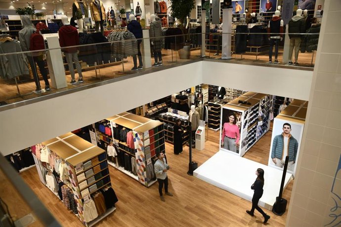 Interior del comercio `Uniqlo