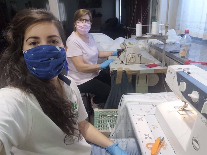 Costureras durante la confección de mascarillas y batas