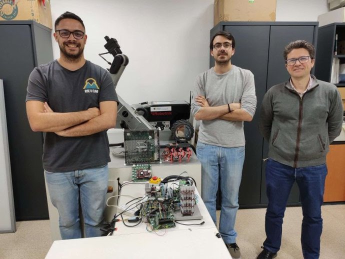 Equipo de investigación de las universidades de Sevilla y Cádiz que ha desarrollado el modelo robótico