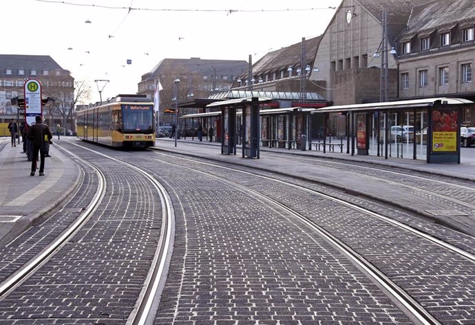 La parada del tranvía en una de las calles de Karlsruhe