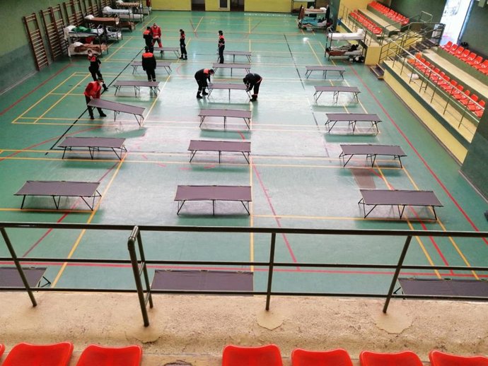 Camas cedidas por Cruz Roja para personas sin hogar en el  pabellón deportivo de La Salobreja