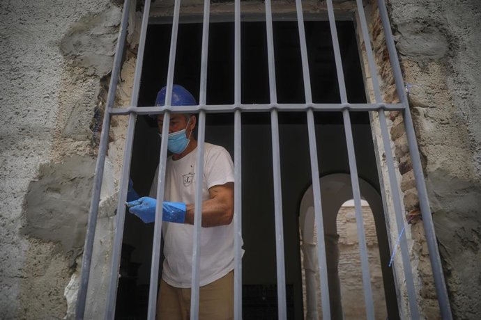 Un obrero trabaja en una obra el día en el que se reactiva la actividad laboral no esencial en las empresas cuyos empleados no puedan teletrabajar cuando se cumple un mes desde el inicio del estado de alarma decretado a consecuencia del coronavirus, en 