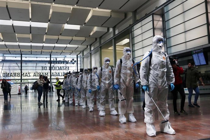 Despliegue de la Unidad Militar de Emergencias (UME) en las inmediaciones de la estación María Zambrano de Málaga, realizando labores de contingencias por el Covid-19, Málaga a 16 de marzo 2020