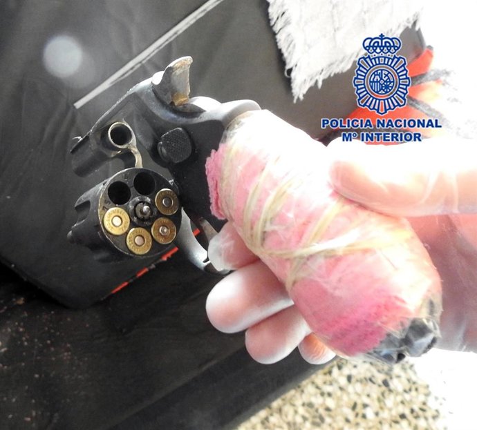 Imagen del revólver intervenido en la operación