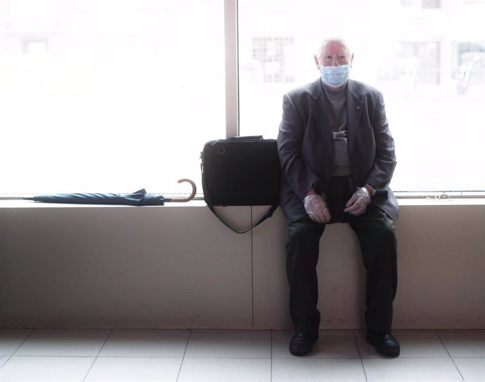 Un anciano espera cuando se cumple un mes desde el inicio del estado de alarma decretado a consecuencia del coronavirus
