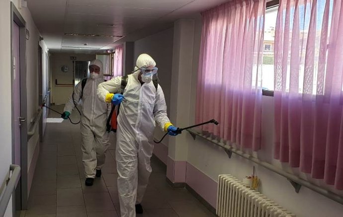 La UME, Realizando Recientemente Tareas De Desinfección En La Residencia De Tardelcuende.