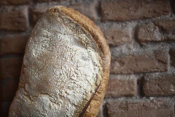 Una barra de pan con harina.