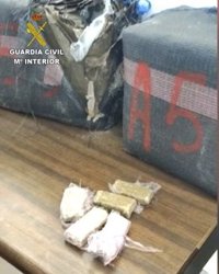 Tres detenidos por trasladar 60 kilos de hachís en coche desde la playa en Matalascañas (Huelva) a plena luz del día