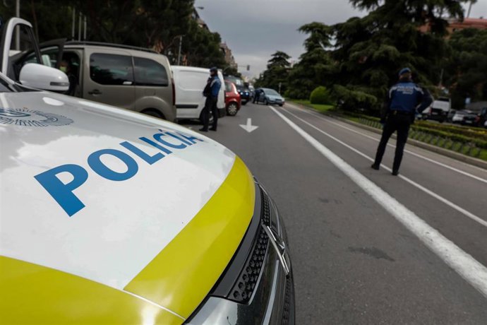 Agentes de la Policía Municipal de Madrid efectúan controles de tráfico y circulación urbanos en Pirámides