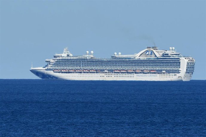 El crucero 'Ruby Princess' navegando frente a la costa de Sídney en abril