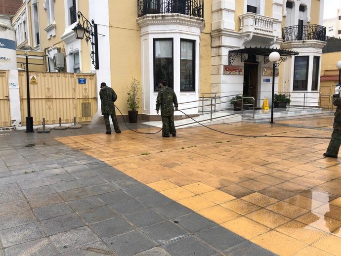 Efectivos de la Armada desinfectan residencias y centros de salud de Cartagena