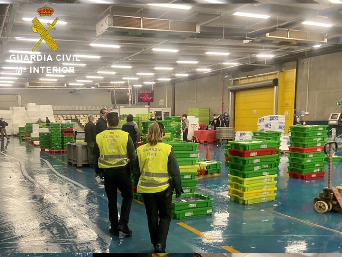 La Guardia Civil realiza inspecciones en la lonja del puerto de Pasaia (Gipuzkoa)