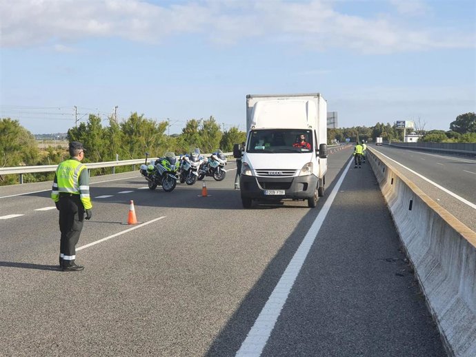 Un control de la Guardia Civil en uno de los accesos a Puerto Real
