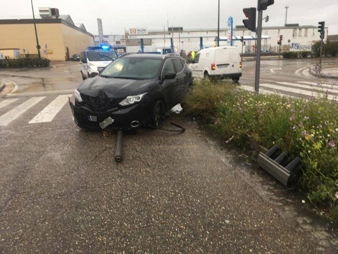 Imagen del accidente en el que un vehículo ha derribado un semáforo en Valladolid.