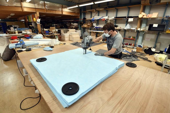 Un trabajador con mascarilla en Bélgica