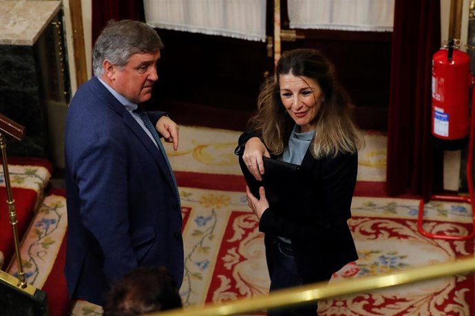 La ministra de Trabajo, Yolanda Díaz, junto al diputado del PNV Iñigo Barandiaran, en el Congreso