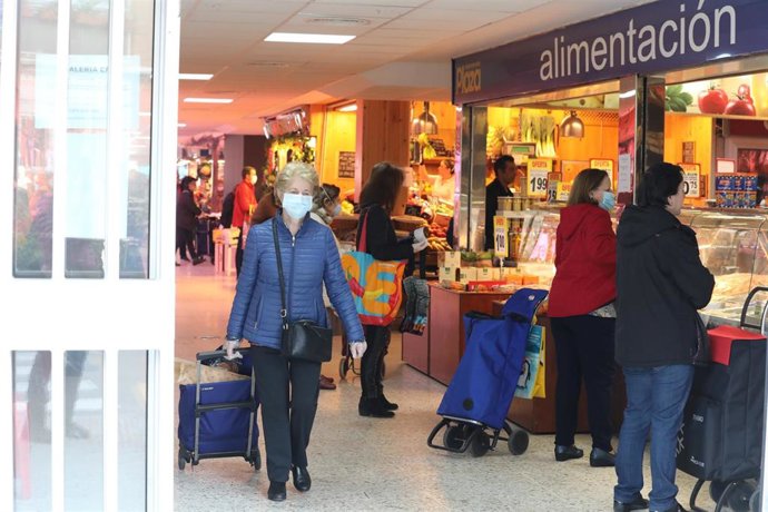 Gran afluencia de personas en un mercado de Moratalaz durante la Semana Santa en la que es ya la cuarta semana de confinamiento por la crisis del coronavirus en España, en Madrid, (España), a 8 de abril de 2020.