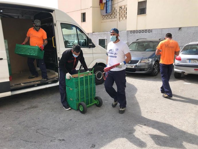 Reparto de alimentos en el distrito de Ciudad Jardín de Málaga por la red de voluntarios