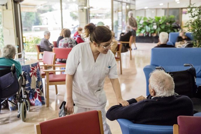 Enfermera geriátrica hace el seguimiento enfermero a las personas residentes en un centro geriátrico (Archivo)