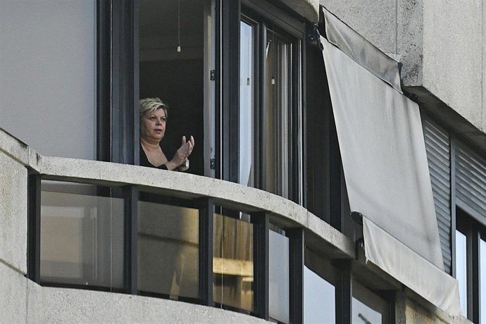 Terelu aplaude junto a sus vecinos durante la crisis del coronavirus