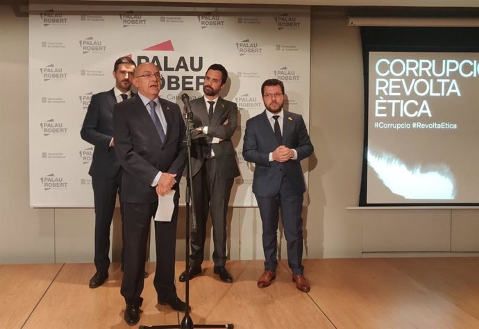 El secretario de Difusión y Atención Ciudadana de la Generalitat, Miquel Gamisans; el director de la Oficina Antifrau de Catalunya (OAC), Miguel Ángel Gimeno; el presidente del Parlament, Roger Torrent, y el vicepresidente de la Generalitat, Pere Aragon