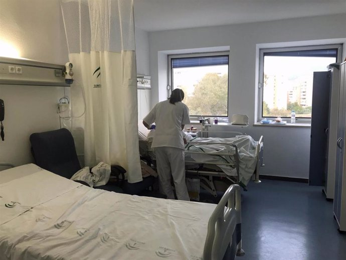 Una enfermera atiende a una paciente en una habitación