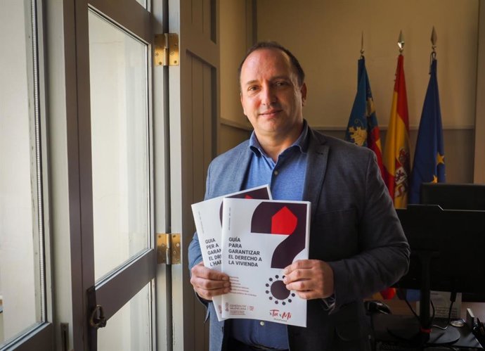 El vicepresidente segundo y conseller de Vivienda y Arquitectura Bioclimática de la Generalitat Valenciana, Rubén Martínez Dalmau, ha presentado la 'Guía ciudadana para garantizar el derecho a la vivienda'