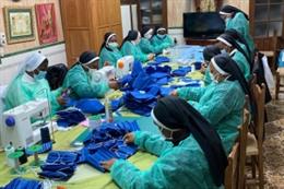 Monjas de clausura de Sevilla confeccionan mascarillas con aportaciones de hermandades de gloria