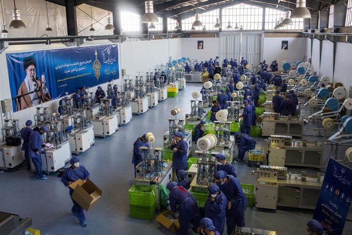 Fábrica de mascarillas en Irán