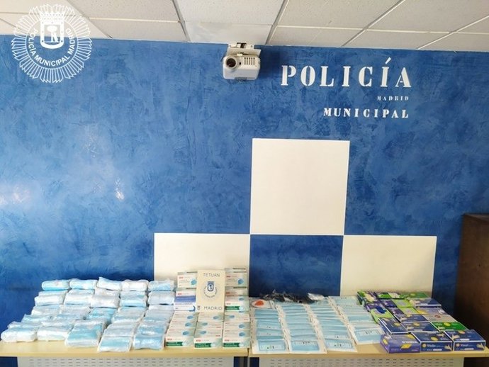 Imagen de mascarillas, guantes y geles hidroalcohólicos requisados por la Policía Municipal de Madrid.