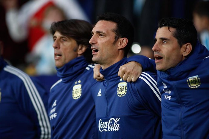 Lionel Scaloni canta el himno de Argentina antes del amistoso ante Venezuela en el Wanda Metropolitano