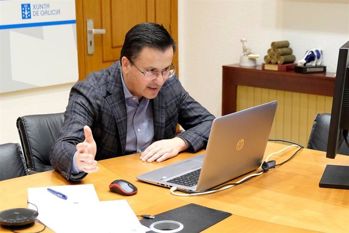 El conselleiro de Medio Rural, José González, mantiene una reunión por videoconferencia