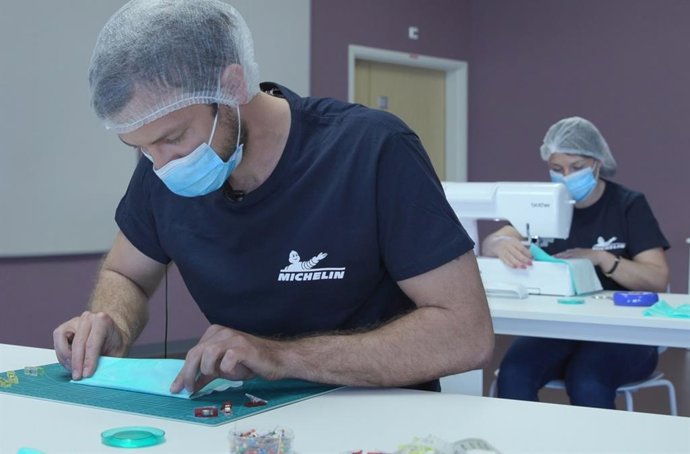 Empleados de Michelin produciendo mascarillas.
