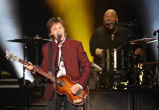 FILED - 28 May 2016, Duesseldorf: English singer Paul McCartney performs in the Espritarena. Fifty years after it disappeared, the search is on for a bass guitar played by Beatles legend Paul McCartney. Photo: David Young/dpa