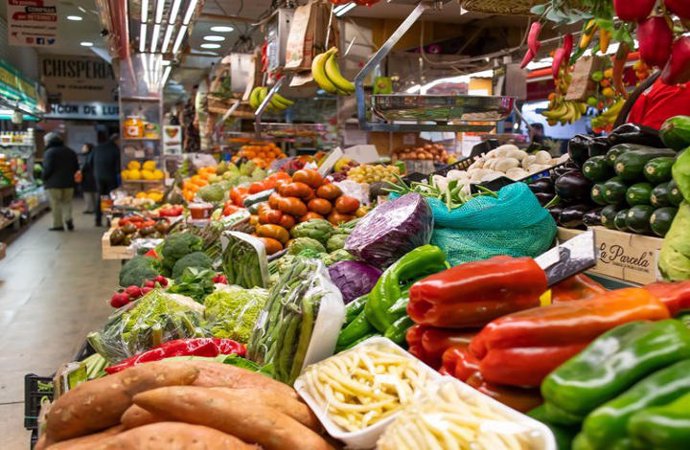 Imagen de un mercado municipal con verdura fresca.