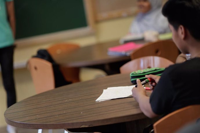 Imagen de recurso de un alumno en un aula de un centro educativo.