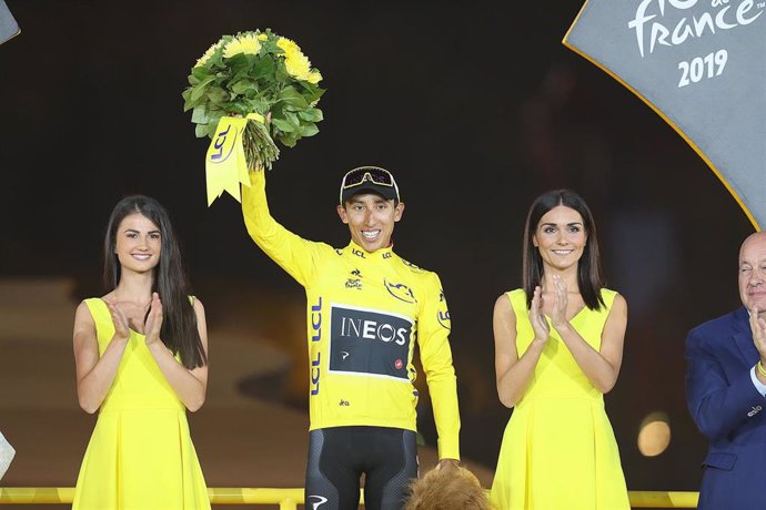 El ciclista colombiano Egan Bernal celebra en los Campos Eliseos su victoria en el Tour 2019