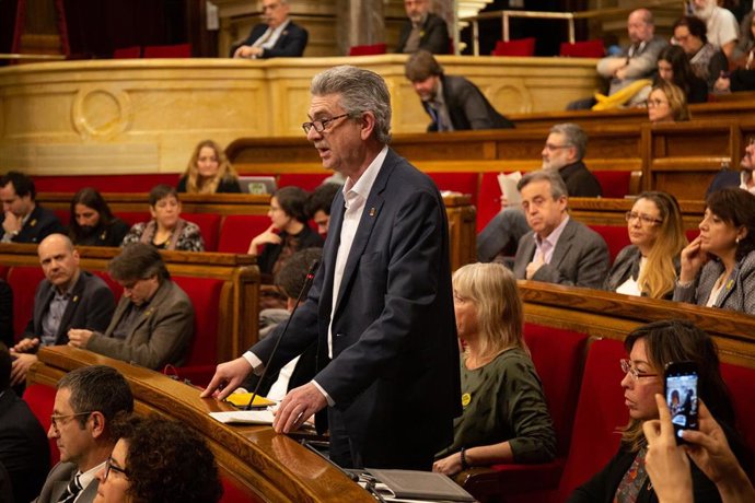 El diputado del PSC-Units Rafael Bruguera interviene desde su escaño en un pleno en el Parlament, en una imagen de archivo.  