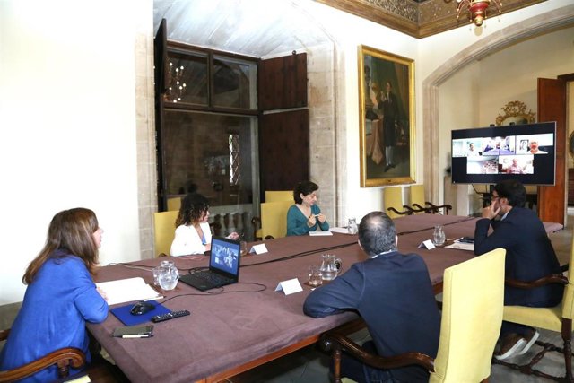 La presidenta del Govern, Francina Armengol, acompañada por varios de sus consellers, se reúne con los agentes sociales por videoconferencia.