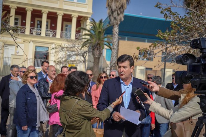 Giner atiende a los medios