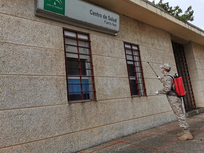 Labores de desinfección de la Infantería de Marina en el Centro de Salud de Puerto Real