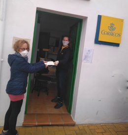 Correos colabora para que vecinos de Almería y Málaga dispongan de mascarillas de protección