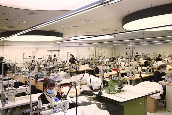 Mango confecciona 13.000 batas para equipos sanitarios