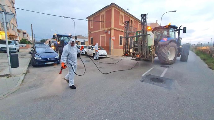 Coronavirus.- Los payeses del Pla de Sant Jordi desinfectan las calles de Son Fe