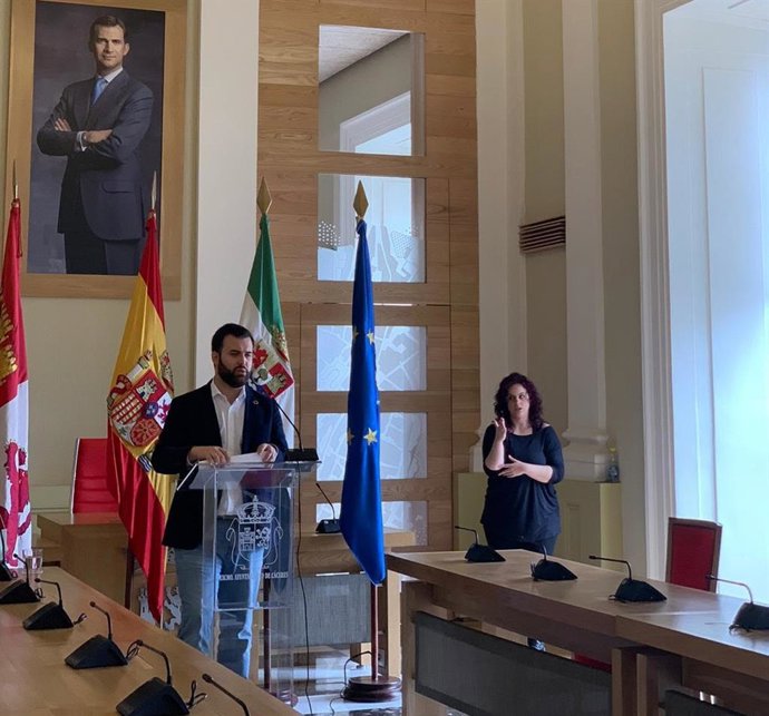 El alcalde de Cáceres, Luis Salaya, en una rueda de prensa online